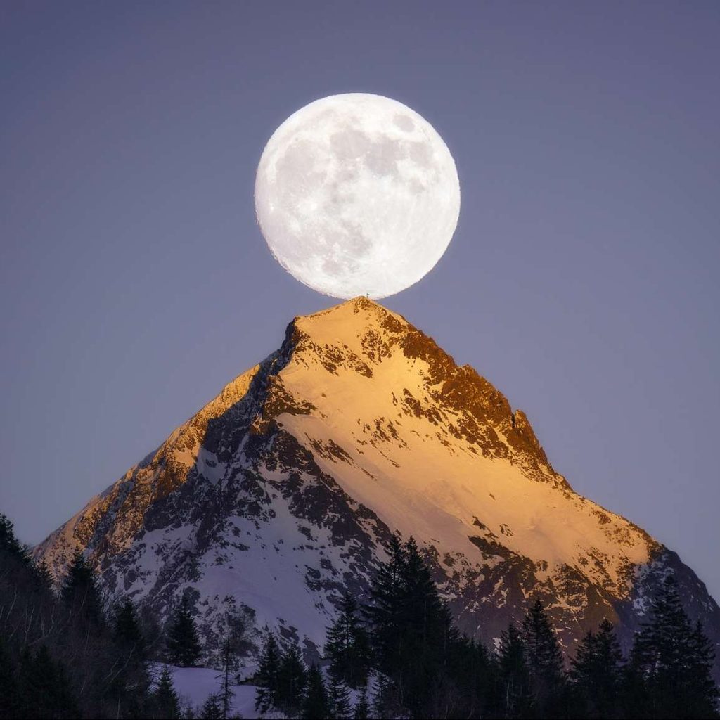 Sync with the phases of the Moon