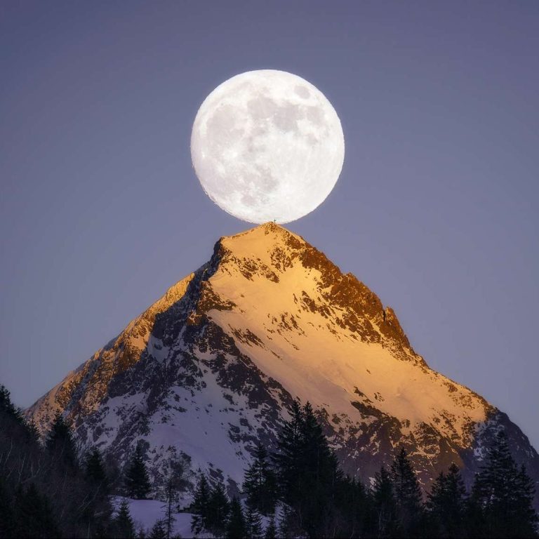 Sync with the phases of the Moon
