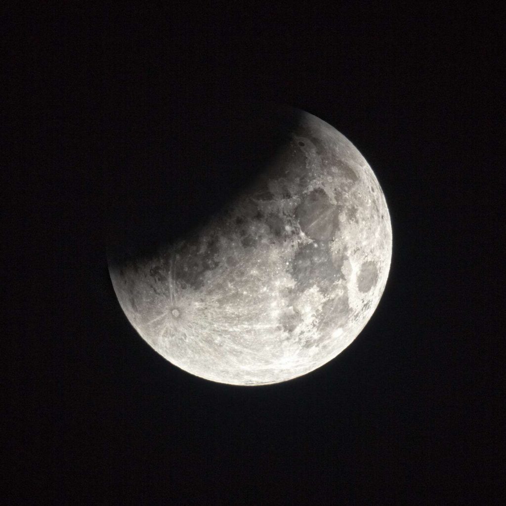 How can the lunar eclipse build your self-confidence?