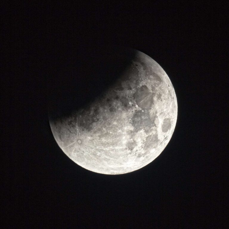 How can the lunar eclipse build your self-confidence?